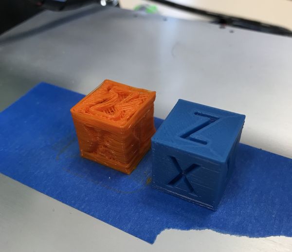 Première impression (orange) sur l'imprimante 3D de Vincent !