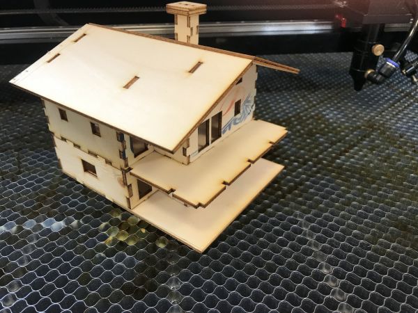 Une maison en bois recyclé découpée au laser