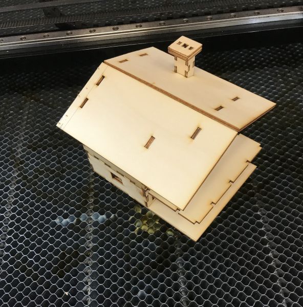 Une maison en bois recyclé découpée au laser